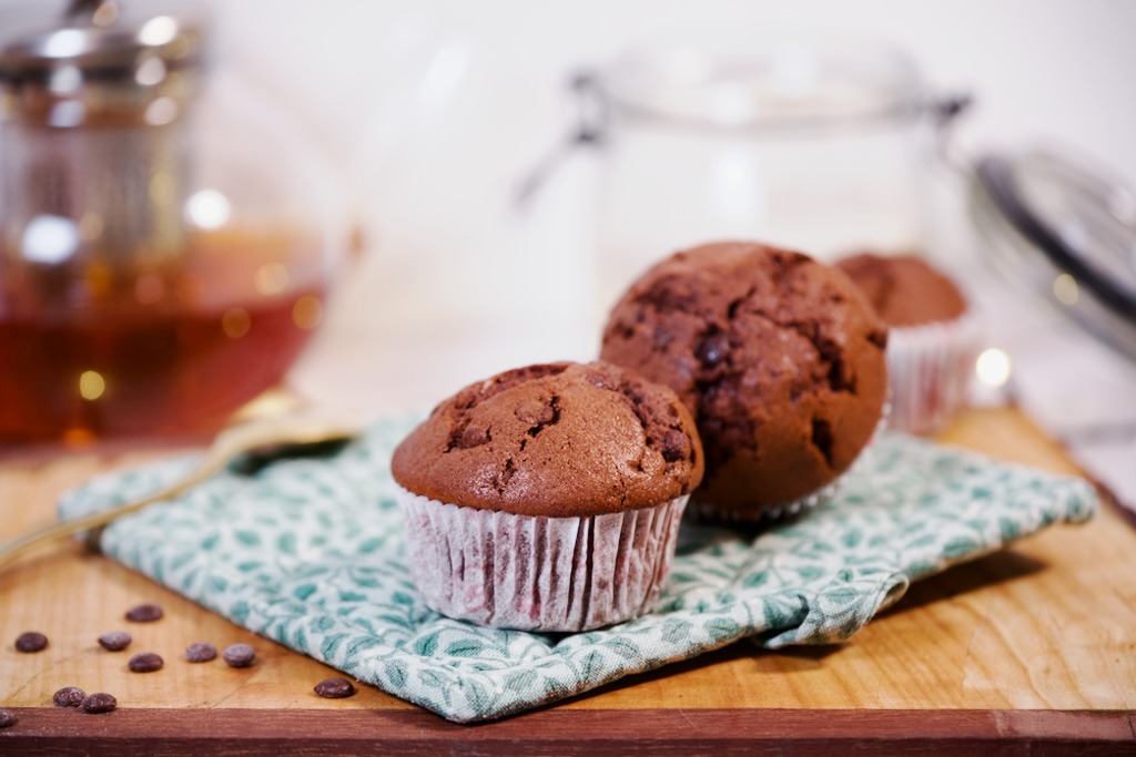 Un Moule à Muffins Avec Des Pépites De Chocolat Dessus.